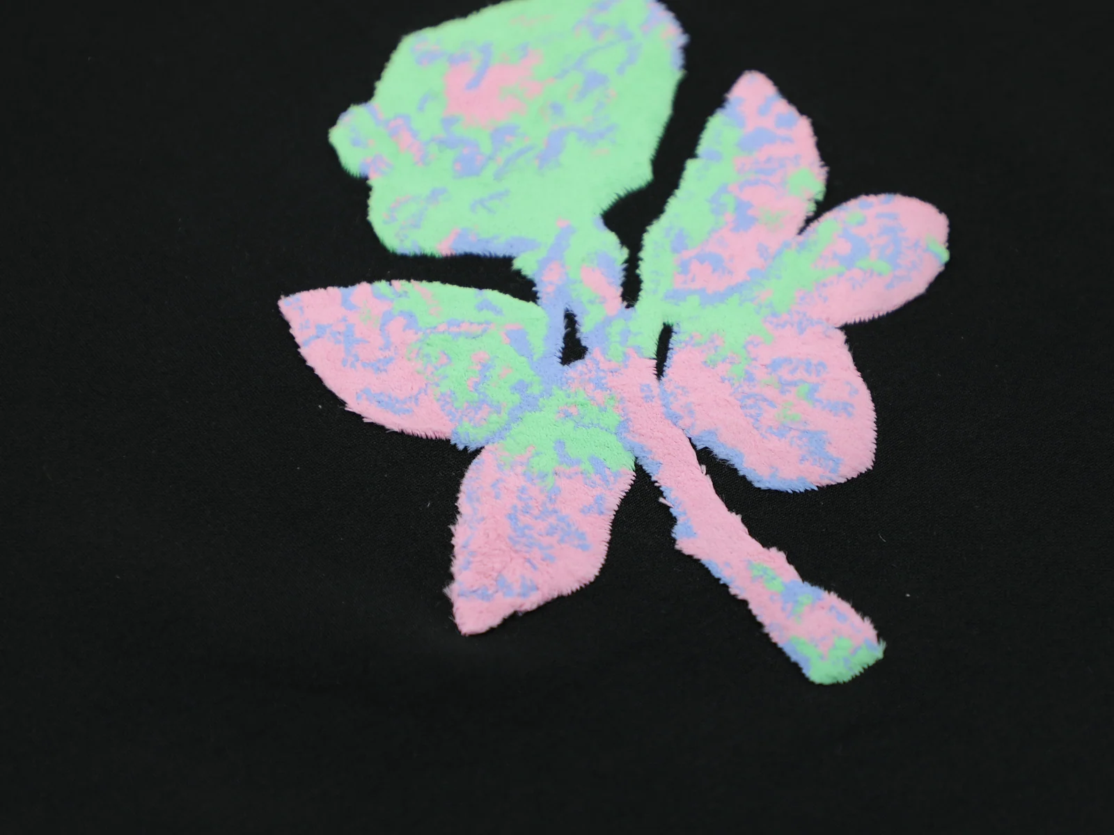 玫瑰花牙刷繡後燙畫機壓毛設計｜植絨繡定製 圖3