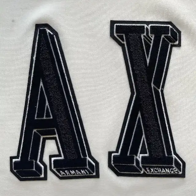 Embroidered patch with a combined design of toothbrush embroidery wrapping chenille embroidery