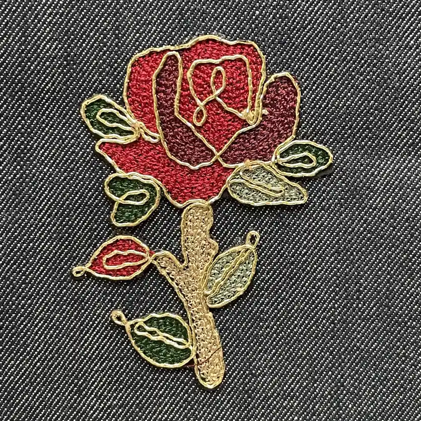 盘绳绣+平绣复合｜牛仔布金线细绳盘绣红玫瑰花