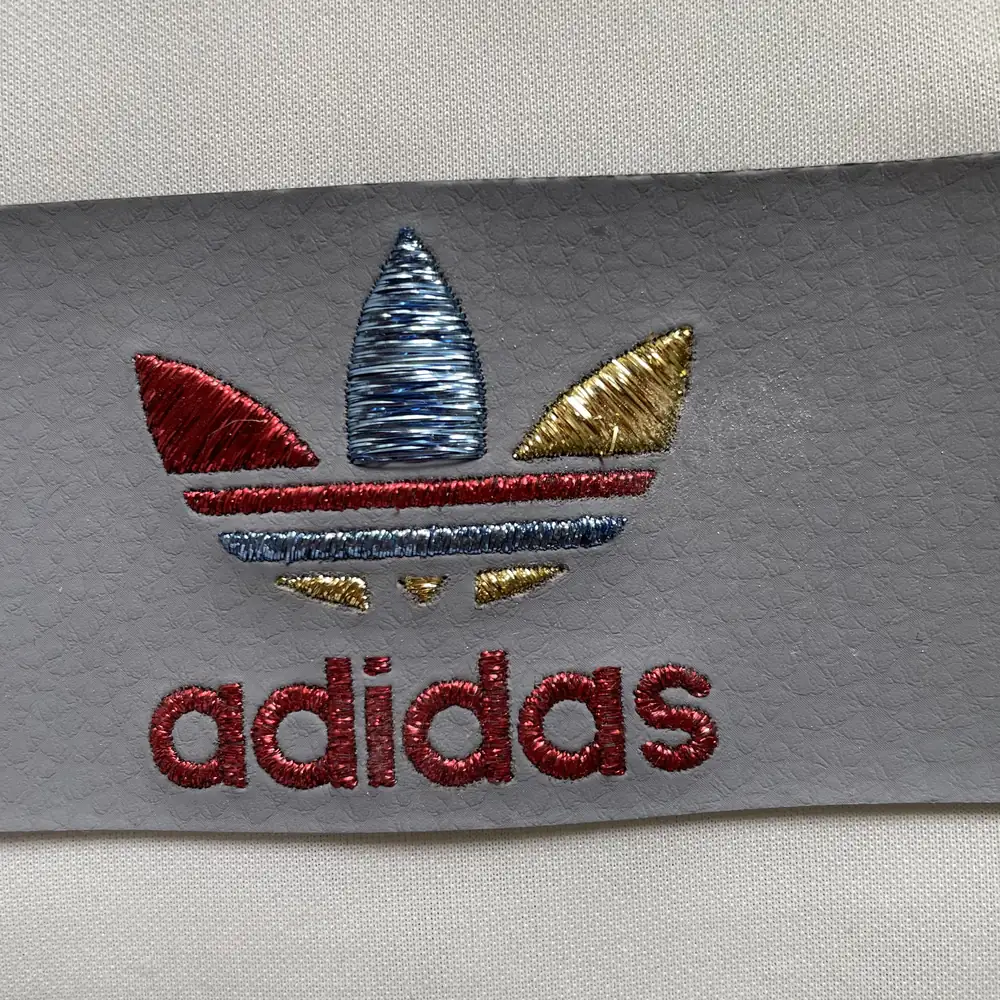 服装辅料金属扁金线流光字母绣LOGO 图3