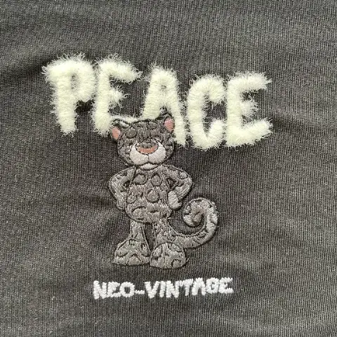 Snow leopard flat embroidery + flocked plush-feel lettering, short-pile brushed needle-pile embroidery
