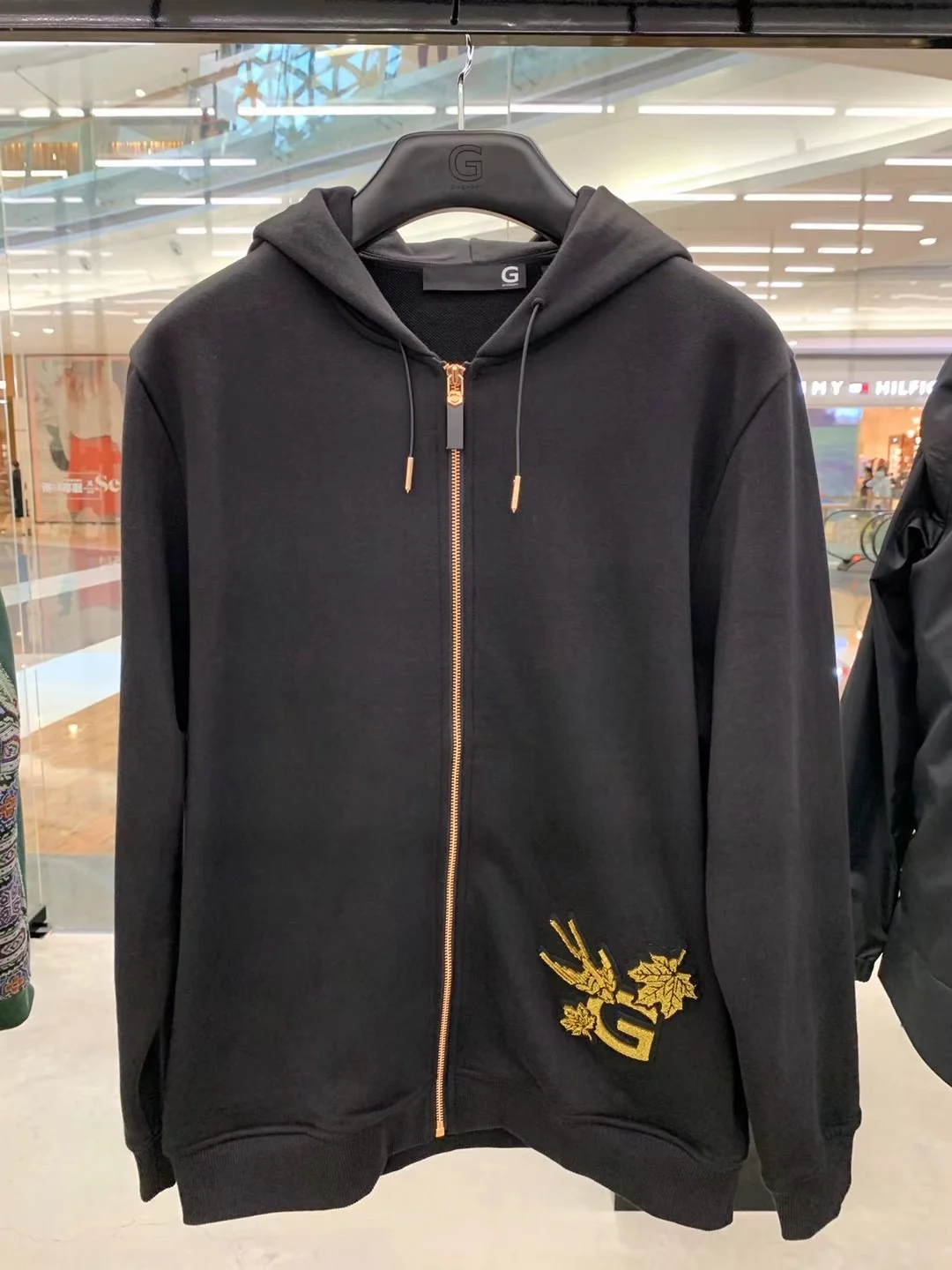 GIVENCHY 专柜陈列的黑色金线刺绣章连帽卫衣