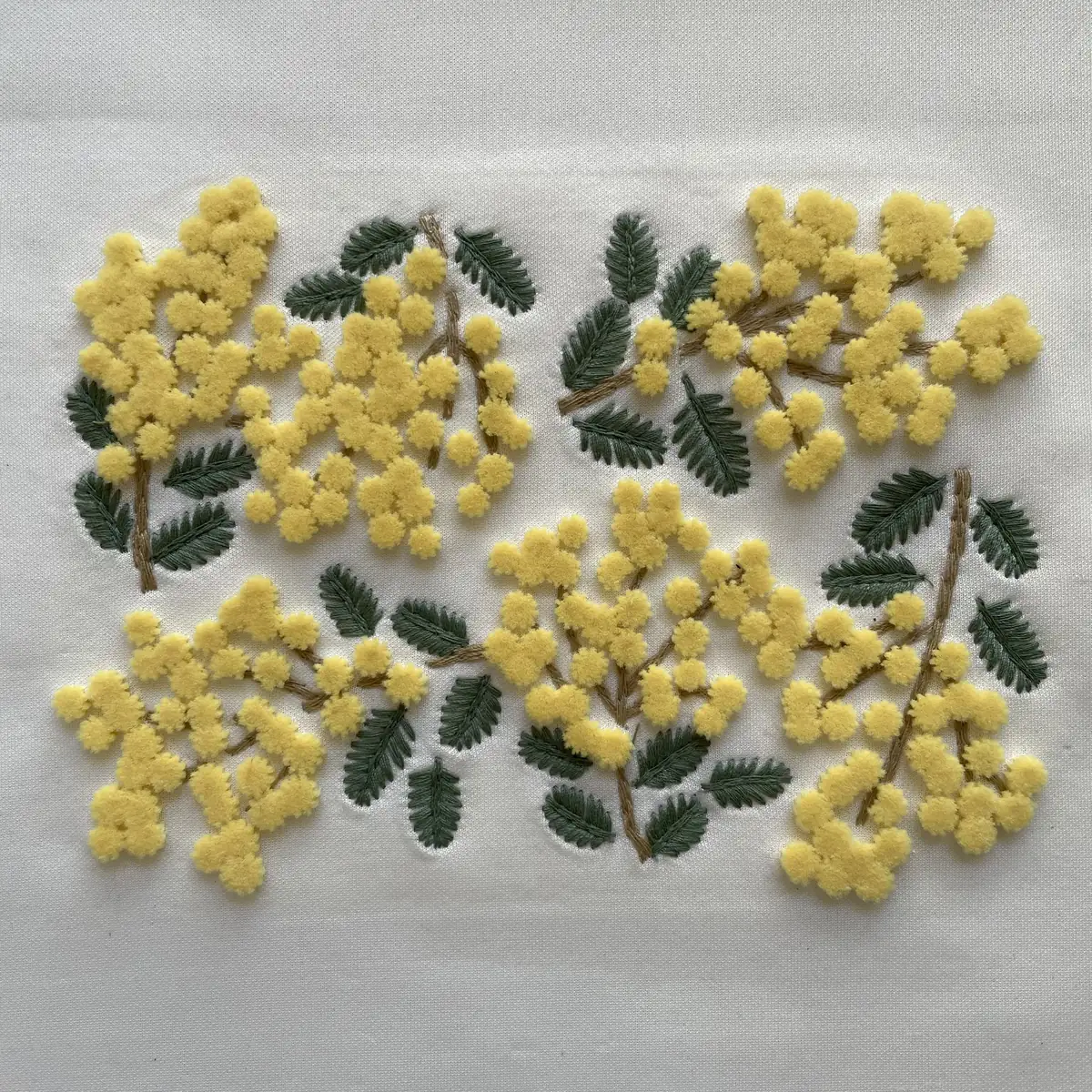 黄色毛绒含羞草花枝刺绣实拍